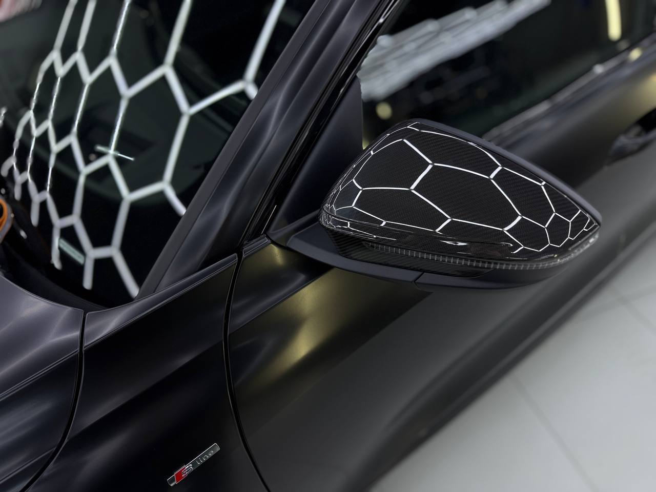 Оклейка Audi Q5 в сатиновую полиуретановую пленку 200 мкм: шелковый финиш и надежная защита